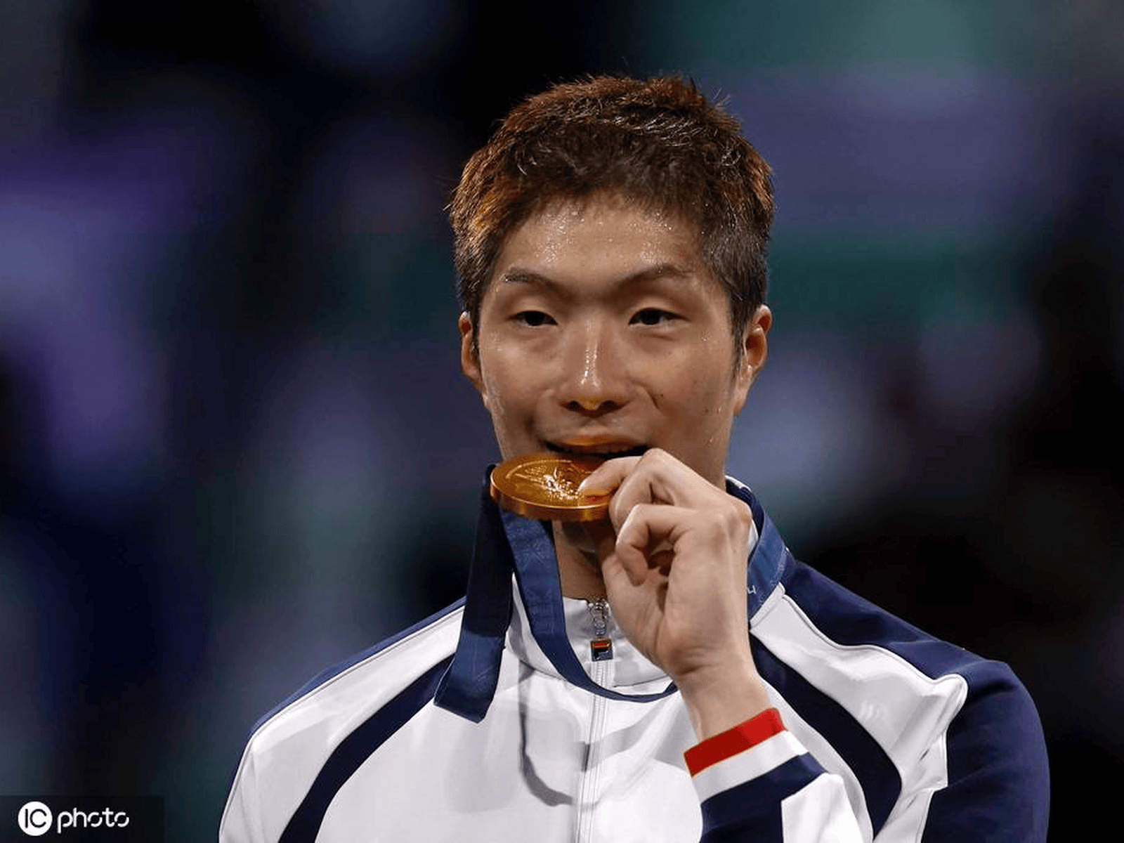 法国选手轻松获得击剑金牌，展现出色技艺