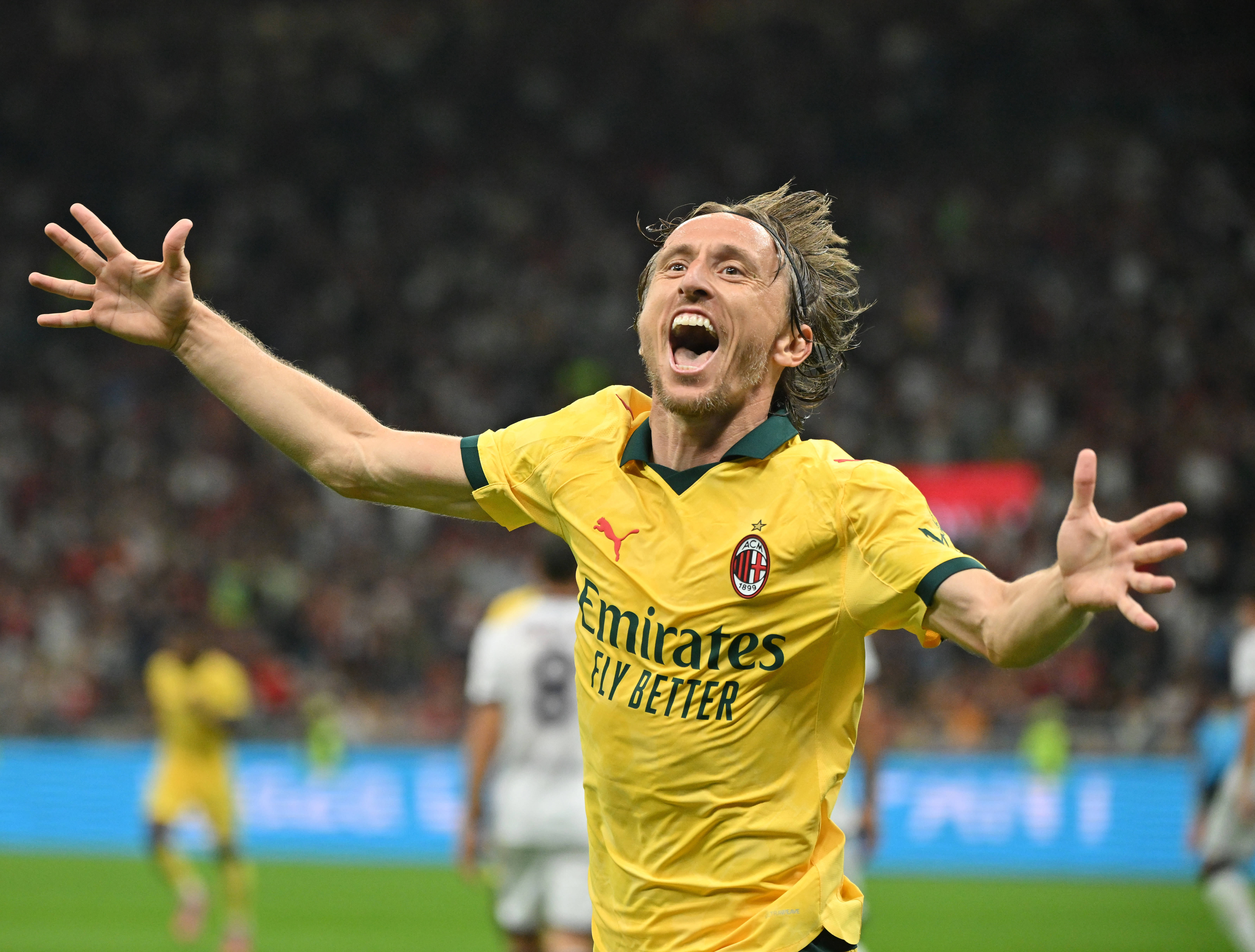 AC米兰球队备战新赛季迎接挑战