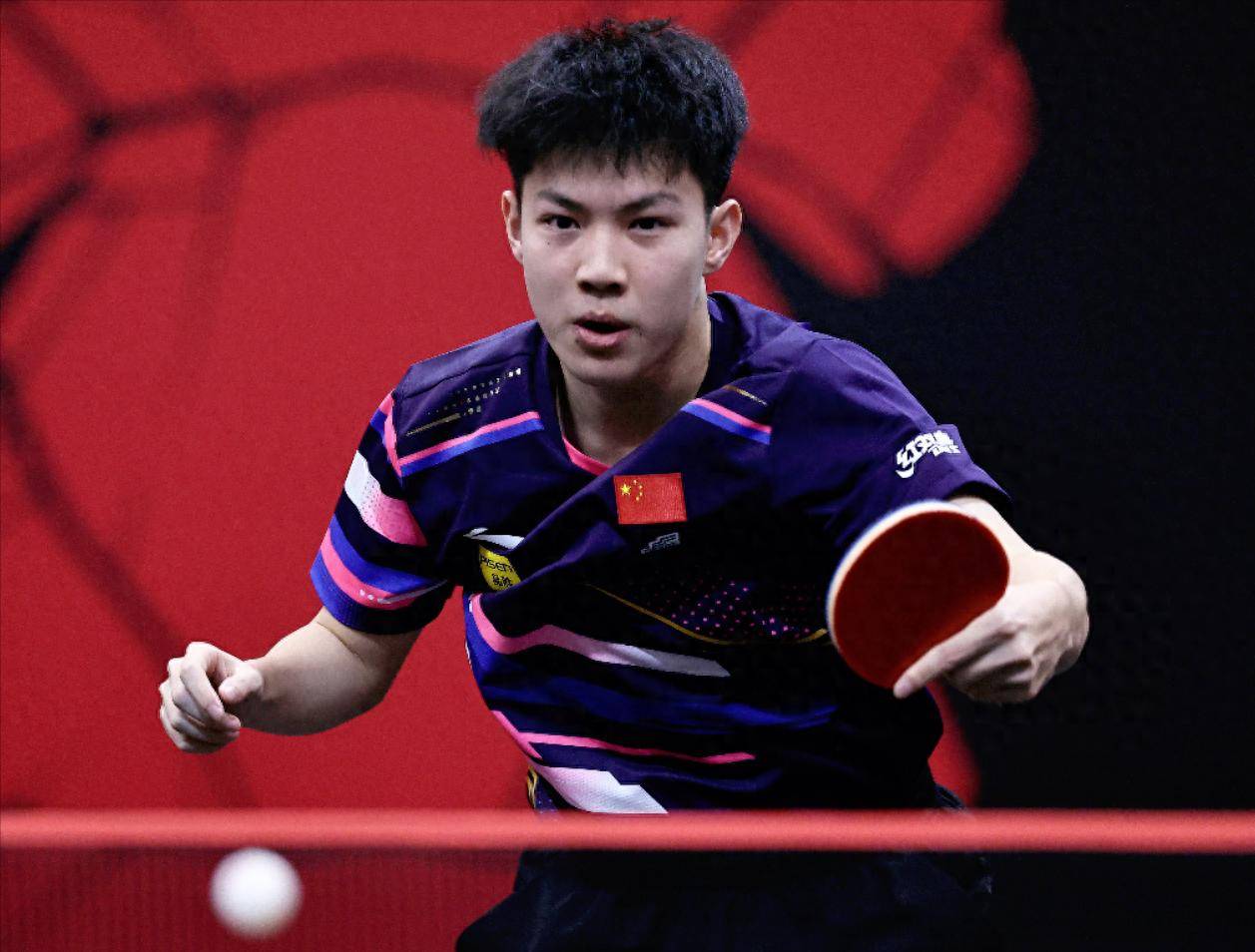 新加坡选手夺得个人赛冠军，成为焦点