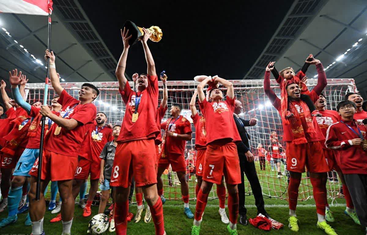 紧张刺激的比赛，球员们奋力拼搏