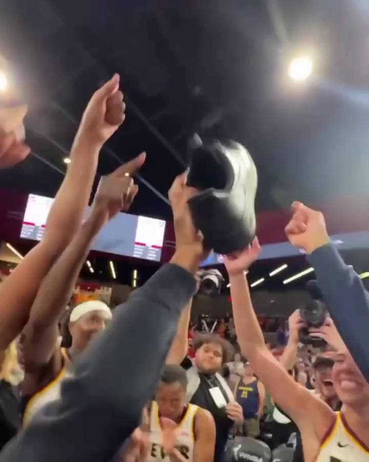 关于球队实力对抗激烈,场上比赛引发无数观众狂热的信息 关于球队实力对抗激烈,场上比赛引发无数观众狂热的信息