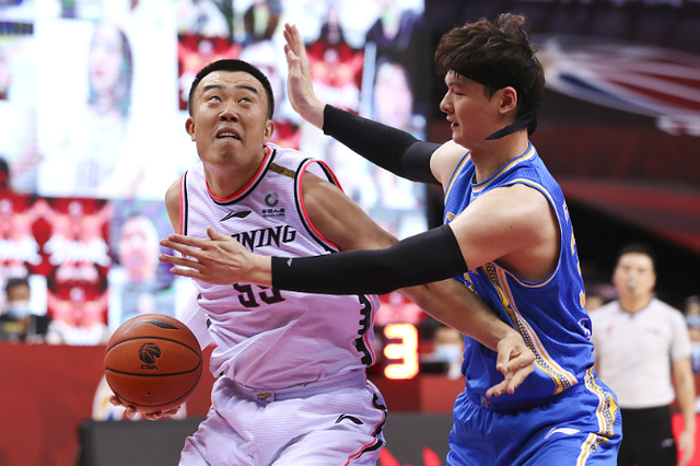 76人横扫新疆队，王哲林刷新纪录