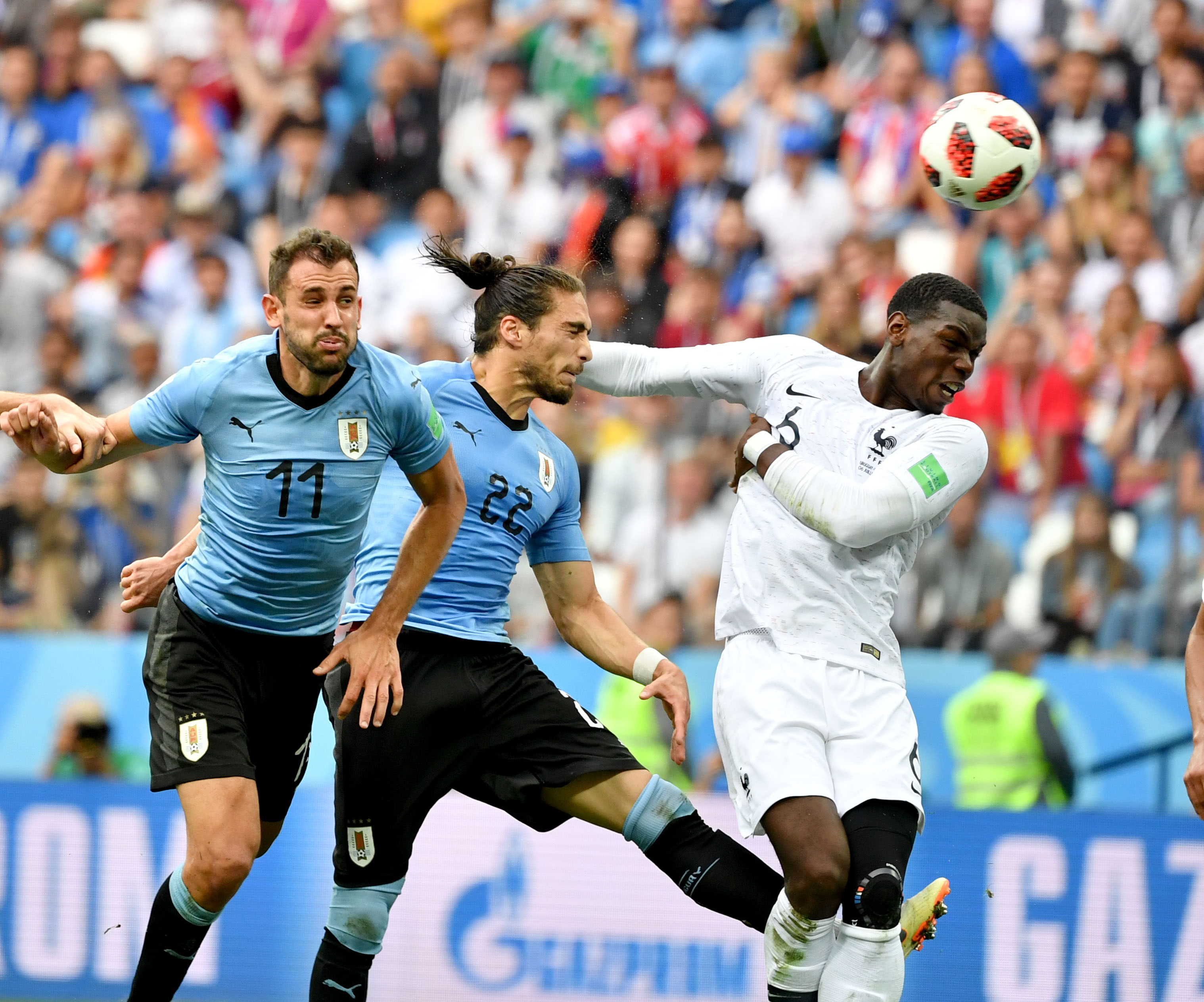 法国队客场战胜乌拉圭队，实现反超