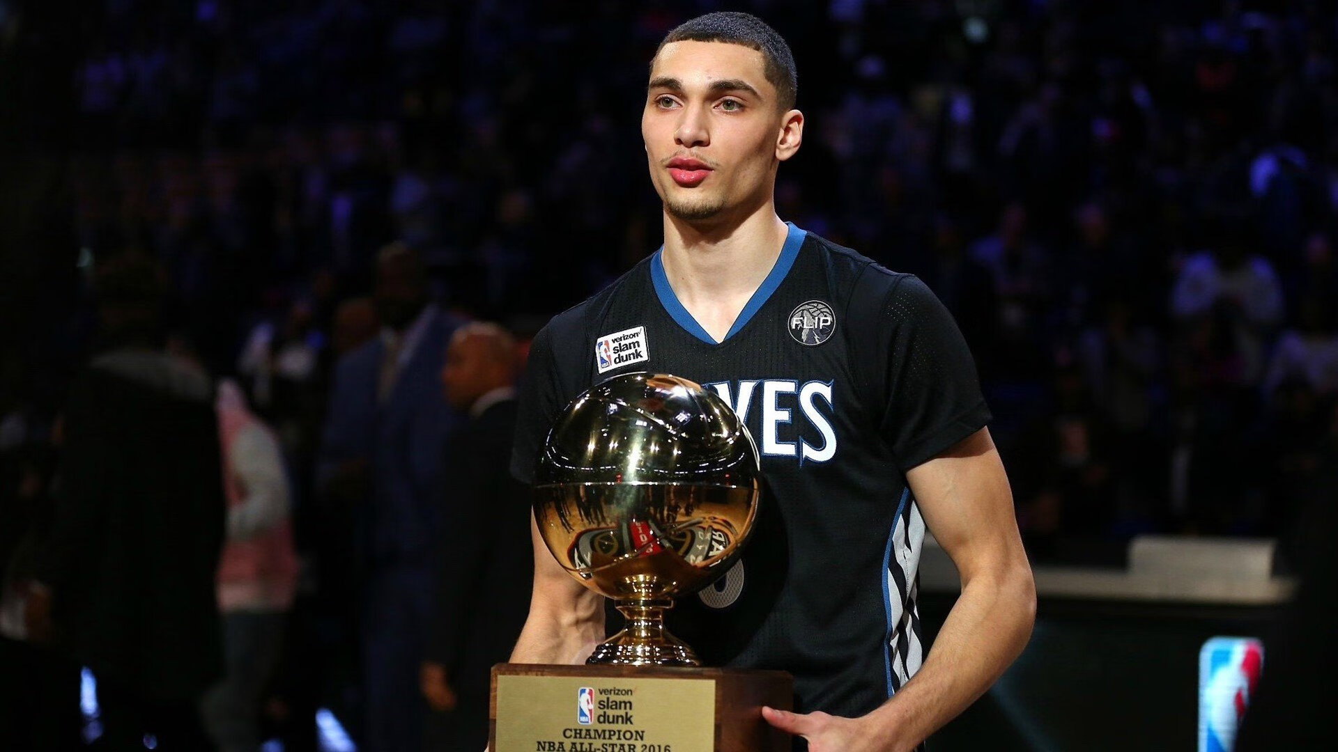 赛道与球场，当西亚卡姆在F1街道赛接管比赛，山西队却在最后一秒击败火箭